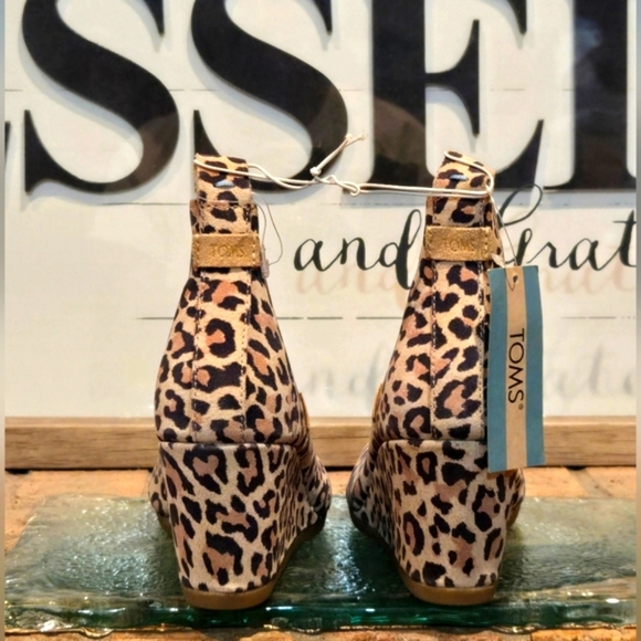 TOMS Kelsey Wedge Bootie Leopard Print Sz 6 - Picture 2 of 7